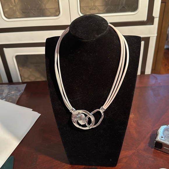 Jewelry - Pretty pink and silver toned necklace